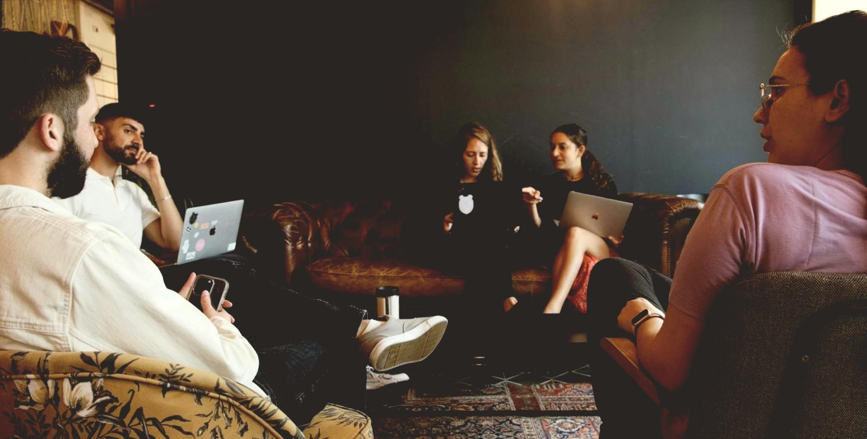 Kreative Budgetplanung Arbeitsbereich mit Notizen und Laptop